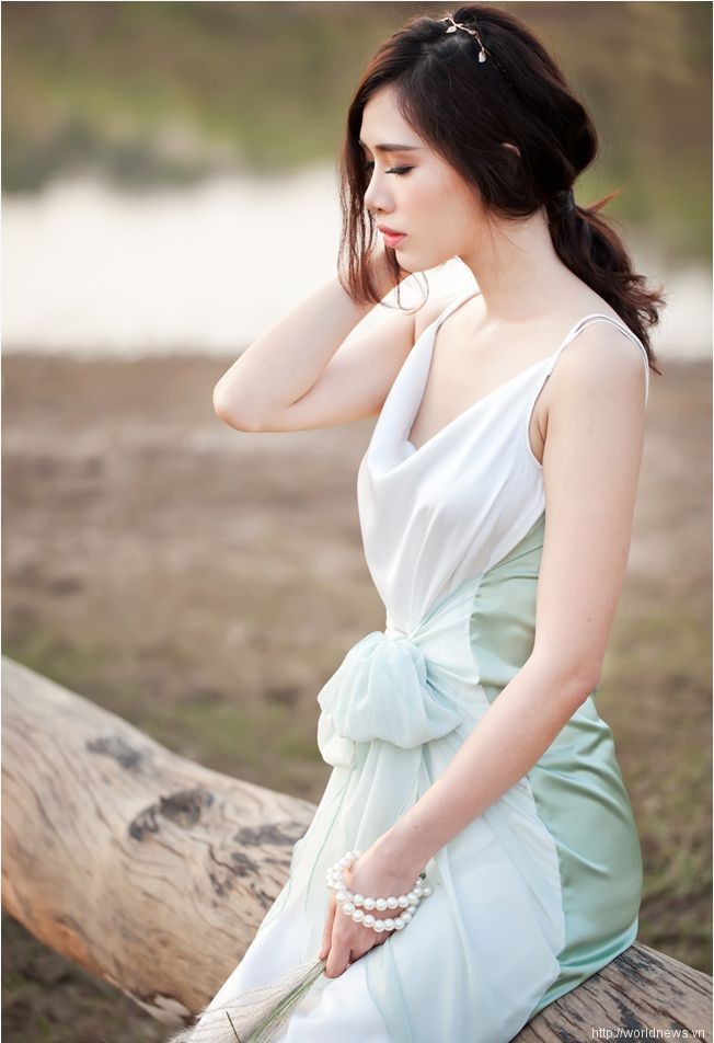 Ảnh girl xinh: Hà Min gợi cảm với chiếc váy 2 dây mỏng dính